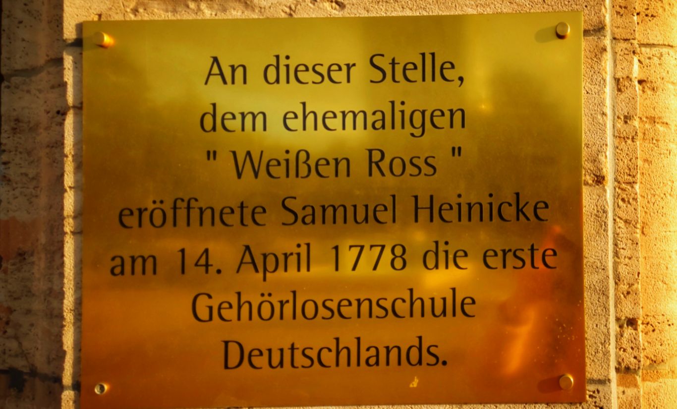 Gedenktafel für Samuel Heinicke mit unsäglich hässlicher Typografie und mangelhafter Zeichensetzung