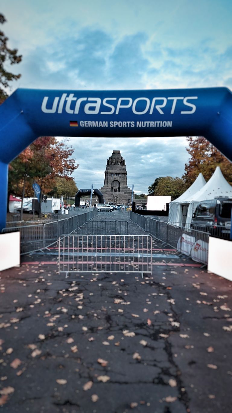 Blick durch das Leipziger Halbmarathon Ziel auf das Völkerschlachtdenkmal