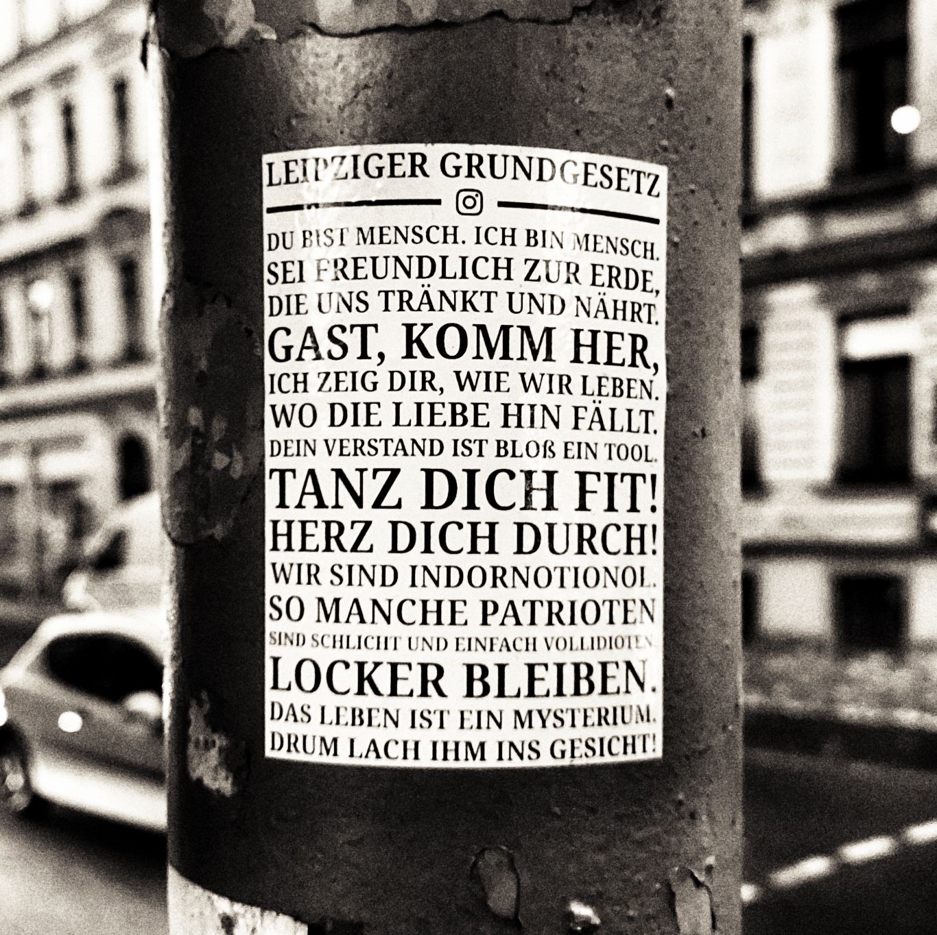 Aufkleber 'Leipziger Grundgesetz' an Laternenpfahl