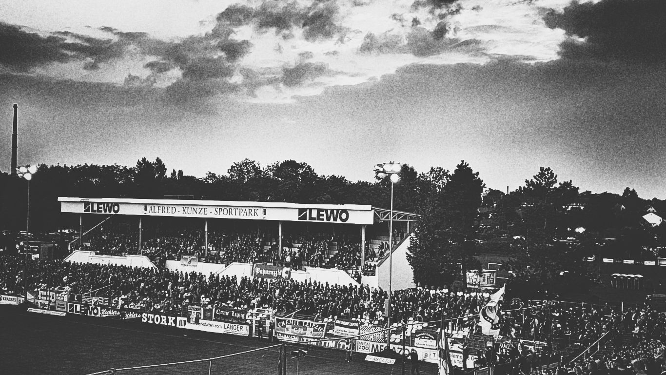 Abenddämmerung über der Zuschauertribüne im Leipziger Alfred-Kunze-Sportpark
